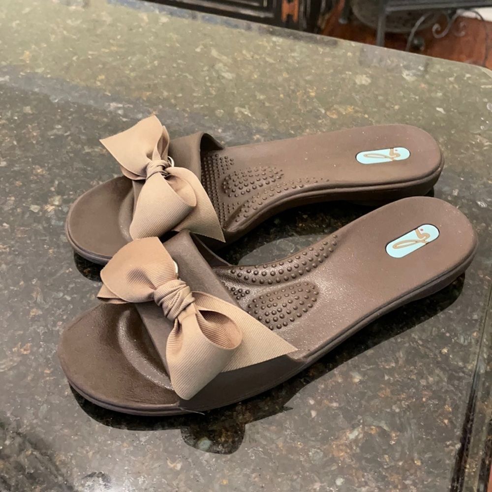Oka b. Bow Chic *Classic* Neutral Slides Sz M/L Ln! - Picture 3 of 11